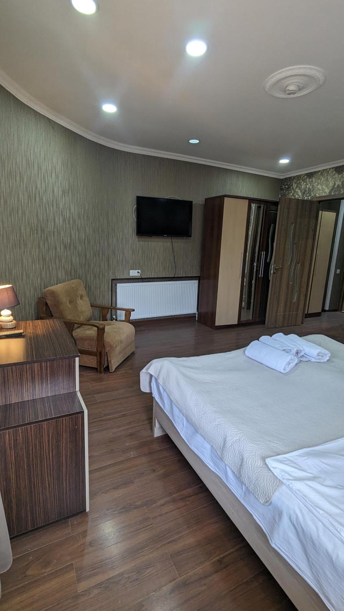 Dkd-Bridge Hotel Tbilisi Buitenkant foto