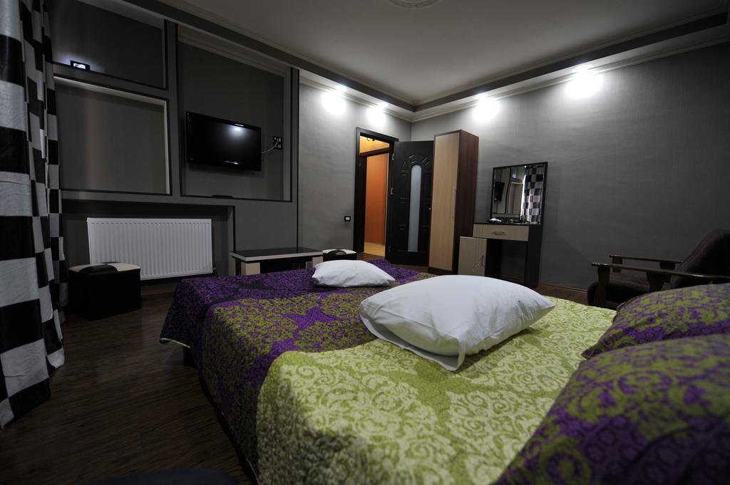Dkd-Bridge Hotel Tbilisi Buitenkant foto
