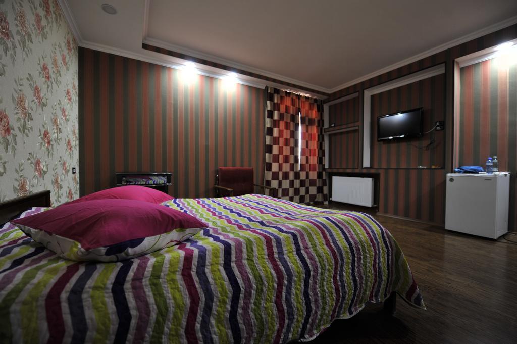 Dkd-Bridge Hotel Tbilisi Buitenkant foto