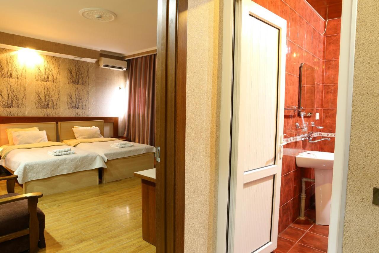Dkd-Bridge Hotel Tbilisi Buitenkant foto